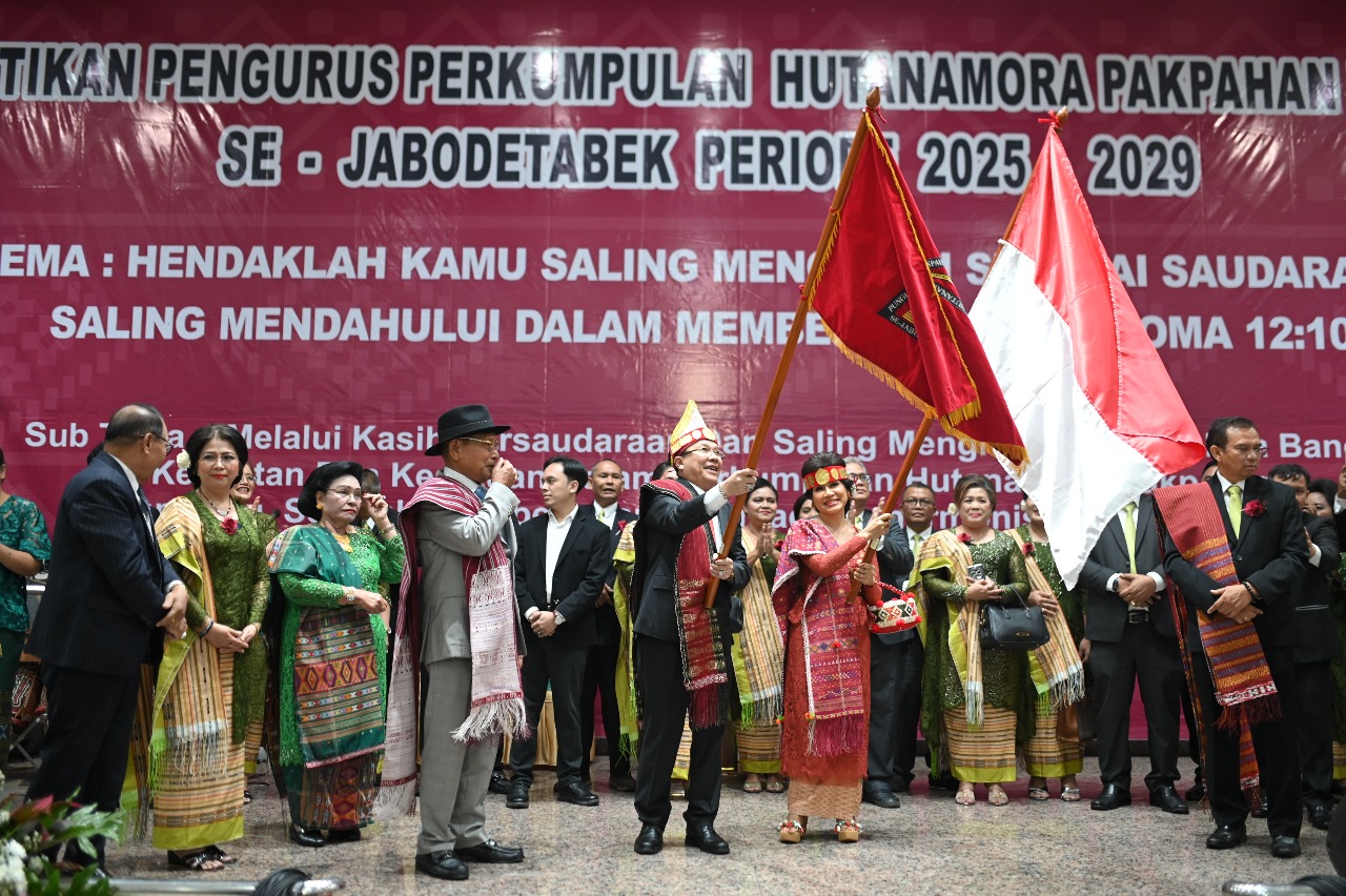 Bersama dalam ikatan kekeluargaan Hutanamora Pakpahan dan Boru